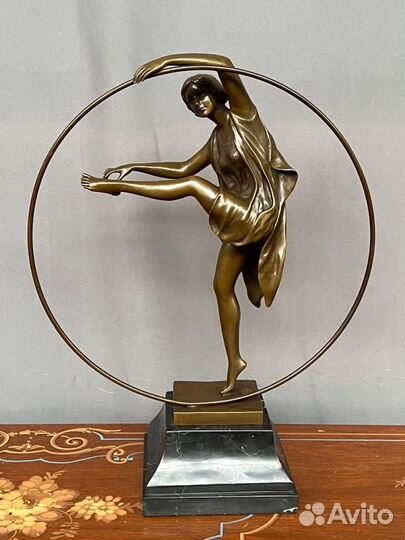 Фигура танцовщицы. Бронза на мраморном основании