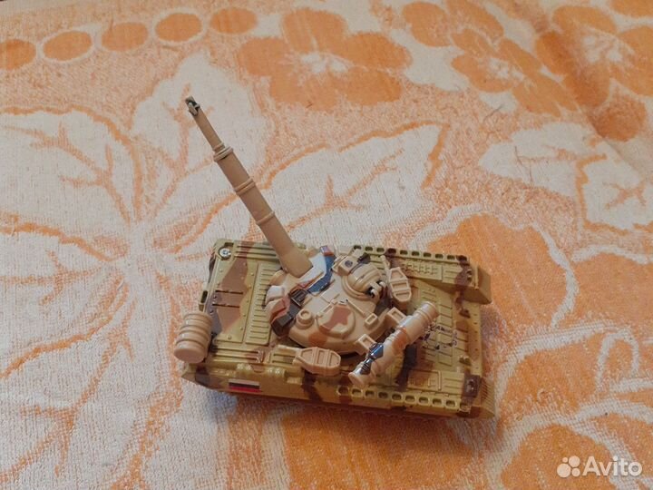 Танк игрушка
