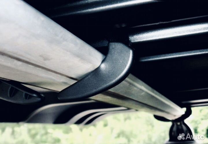 Автобокс Inno на рейлингах Thule