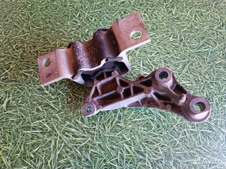 Подушка двигателя правая Рено сандеро 2016 г