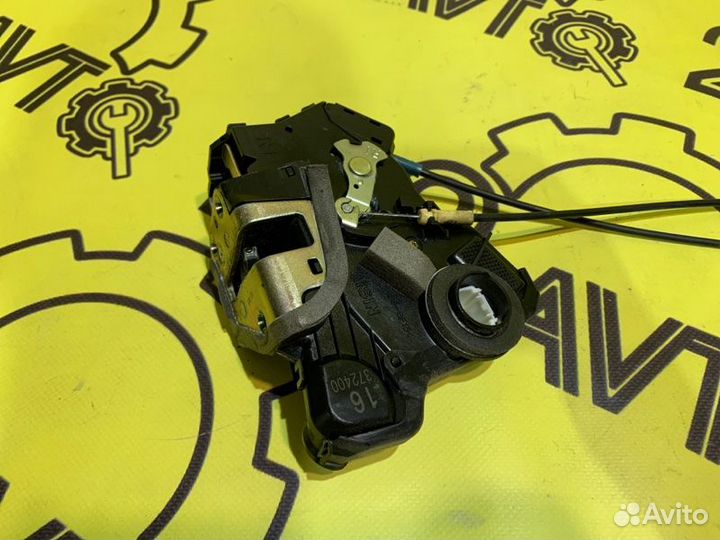 Замок двери передний правый Toyota Ist NCP60