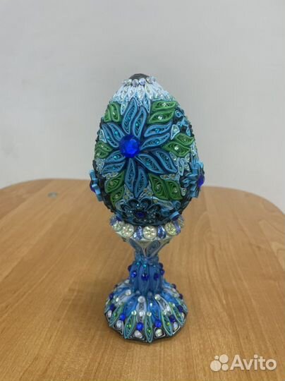 Поделка. Декоративное яйцо на подставке квилинг