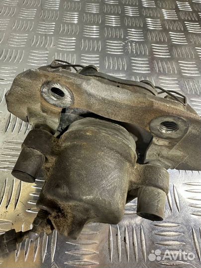 Суппорт передний правый Ford Focus 3