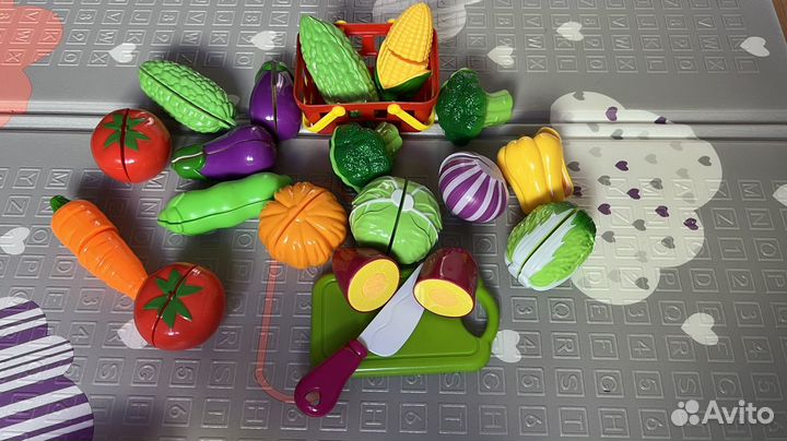 Детская посуда и овощи с корзиной
