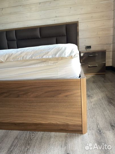 Кровать двухспальная без матраса