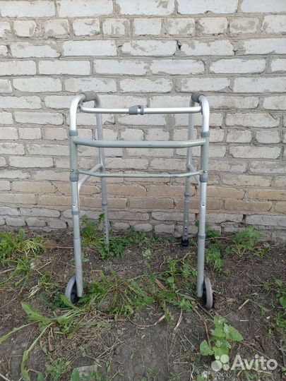 Ходунки для взрослых на колесах