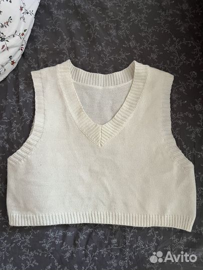 Женская жилетка укороченная