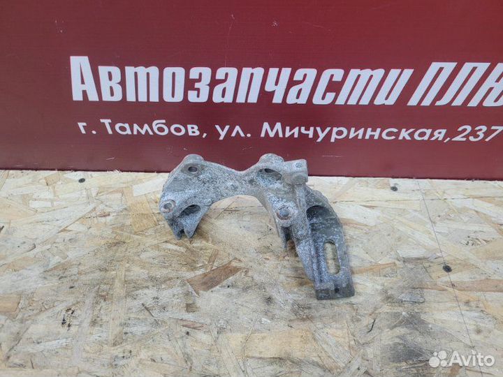 Кронштейн генератора Renault Sandero Stepway