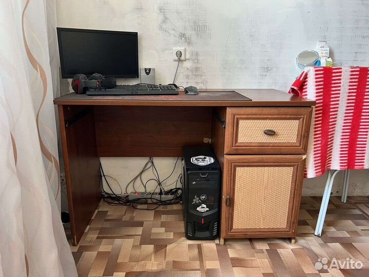 Письменный стол