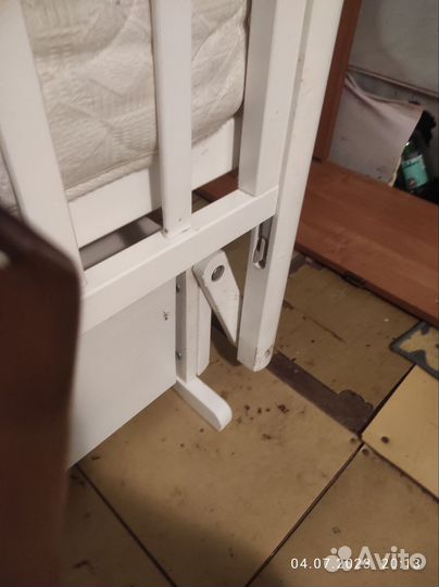 Детская кроватка с продольным маятником