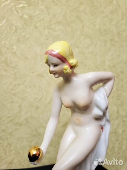 Фигурка купальщицы с мячом (Германия)