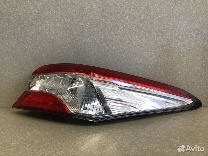 Фонарь задний наружный правый Toyota Camry V70 201