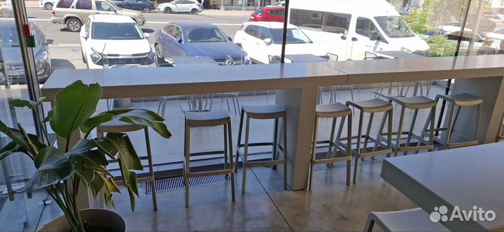 Столы для высокой посадки в ресторанах