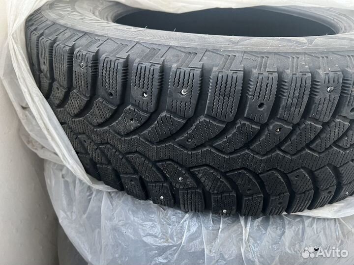 Bridgestone Blizzak Spike-02 SUV 215/65 R16