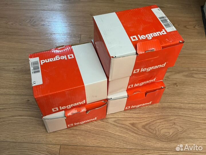 Legrand 054031, Выдвижной розеточный блок IP40