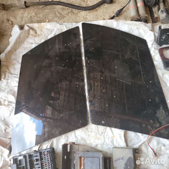 Заднее боковое стекло в кузове на гранд чероки 2