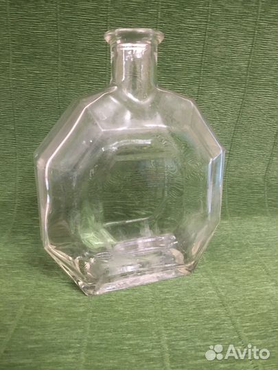 Пустая бутылка от коньяка хо