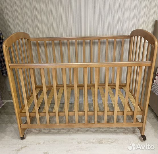 Детская кроватка с маятником