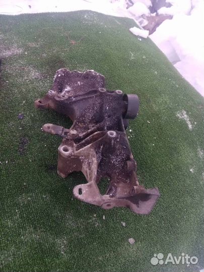 Кронштейн генератора Renault Laguna 1 1.6 16V K4M7