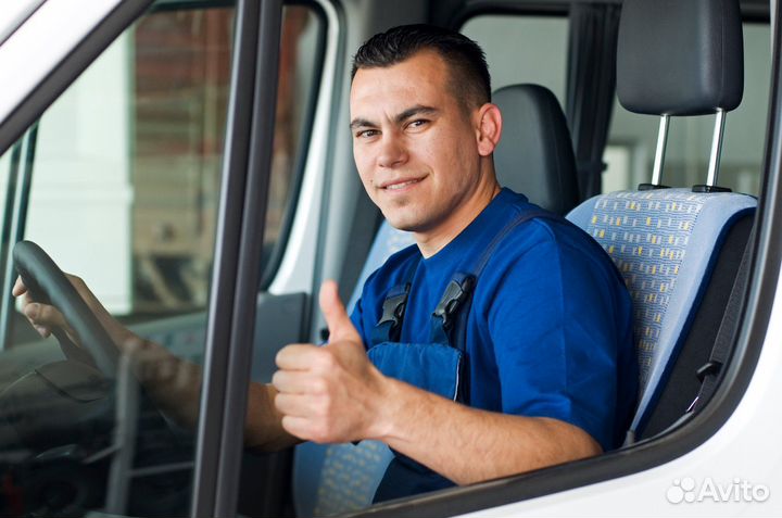 Водитель со своим грузовым автомобилем