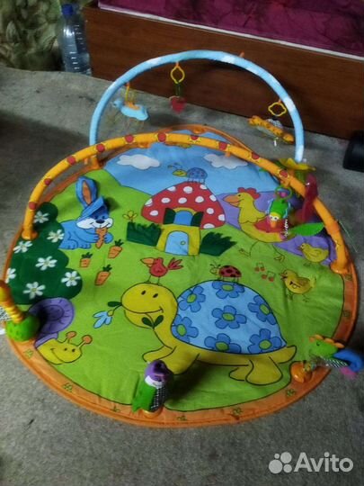 Развивающийся коврик и погремушки