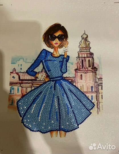 Девушка в платье (красном, зеленом или синем)