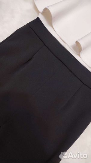 Комбез с воланами и нашивкой розы