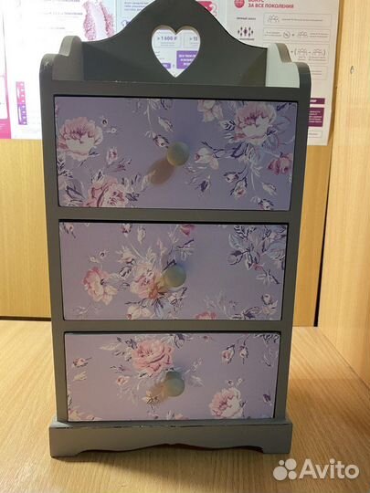 Шкатулка с выдвижными ящиками