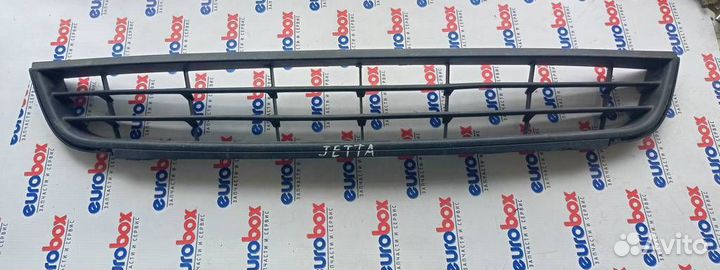 Решетка в бампер центральная VW Jetta 2011