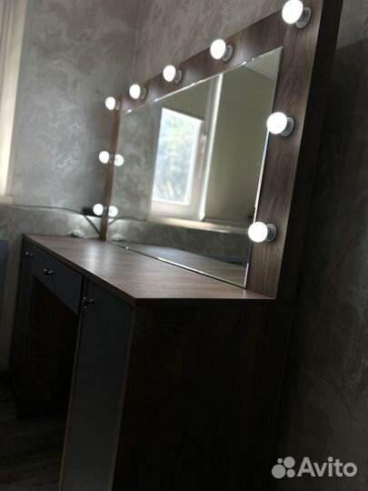 Туалетный столик с зеркалом и лампочками новый