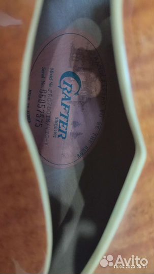 Полуакустическая электрогитара