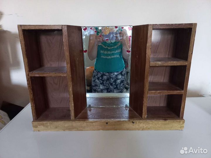 Полка настенная с зеркалом