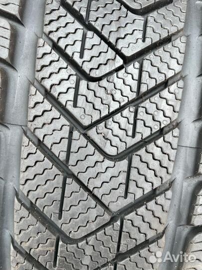 Pirelli Scorpion Winter RFT 275/40 R21 и 315/35 R21