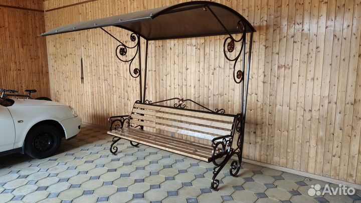 Скамейка с козырьком