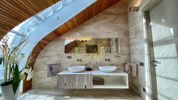 Дом 1126 м² на участке 20 сот.