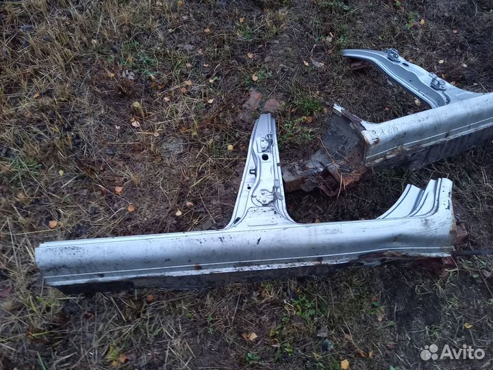 Порог с центральной стойкой Magentis 1