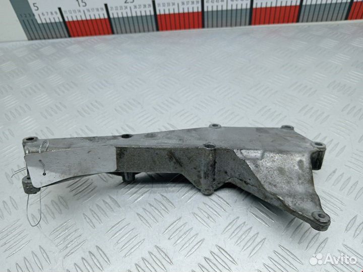 Кронштейн (крепление) радиатора Audi A5 8T