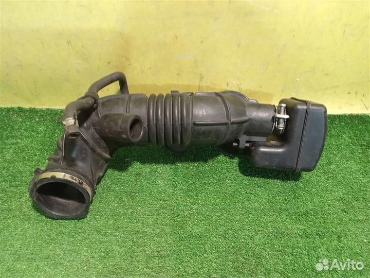 Патрубок воздушного фильтра Toyota Avensis II 2003