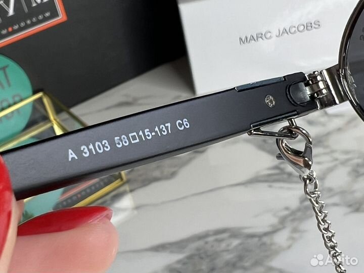 Солнцезащитные очки Marc Jacobs с цепочкой