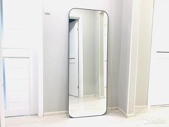 Зеркало в раме капсула