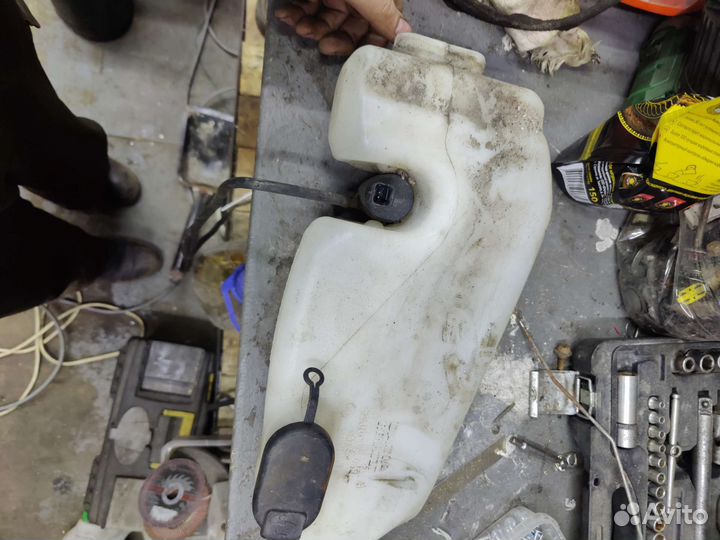 Бачок омывателя лобового стекла Renault Logan