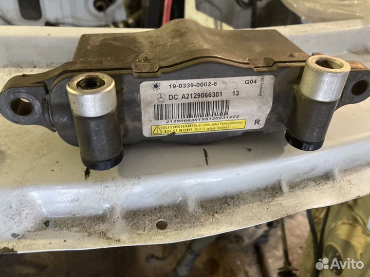 Пиропатрон капота Mercedes w212 e212