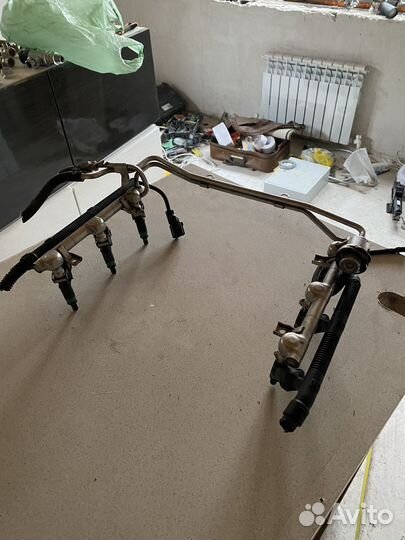 Топливная рампа с форсунками для V6