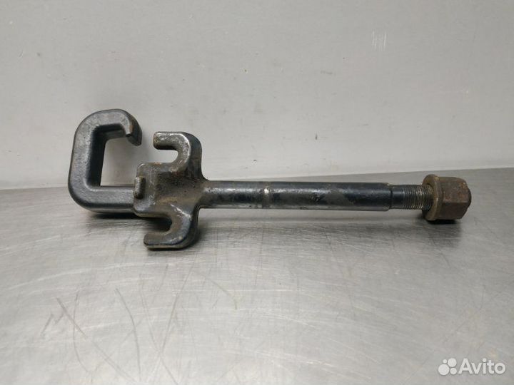 Крюк буксировочный левый Jeep Grand Cherokee WK2