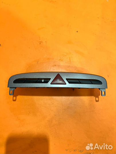 Кнопка аварийки на Peugeot 308