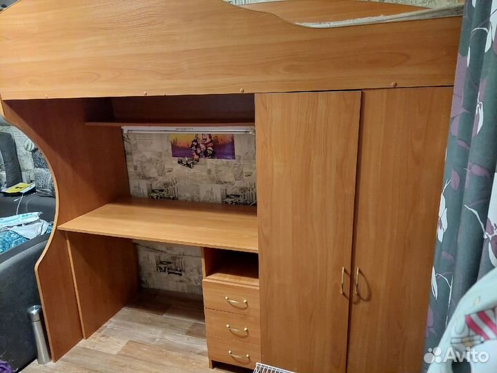 Уголок школьника с кроватью и столом