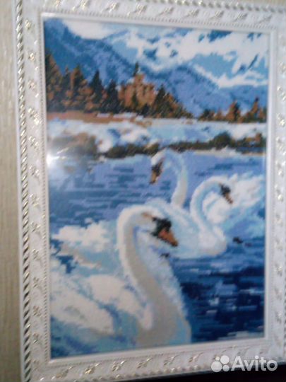 Лебедь (вышивка под стеклом в раме)