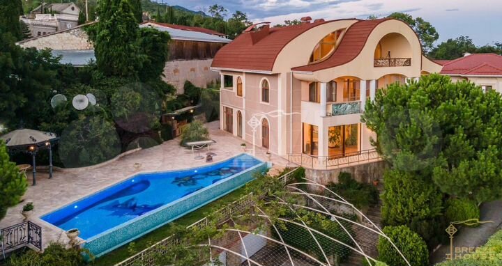 Дом 677 м² на участке 17 сот.