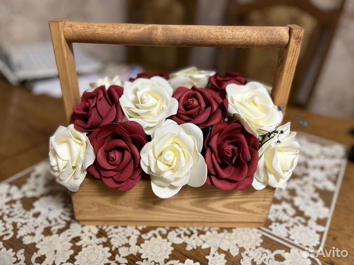 Композиция из искусственных цветов