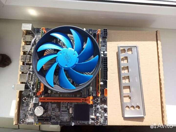 Материнская плата с процессором и памятью